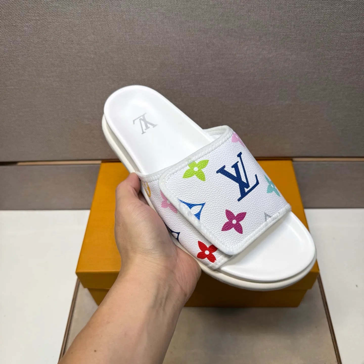 ⬛️Men's shoes 💰p320 [LV～] Men's casual slippers 2025z cabinet sales simultaneously 🔶Size: 38-44 #️⃣ 🔷2 colors🔜The upper is made of multi-material splicing➕Genuine leather lining, comfortable and breathable, sole: original comfortable and wear-resistant outsole, ⚠️Real shot📱Photographed🎬The real thing is better📢📢📢